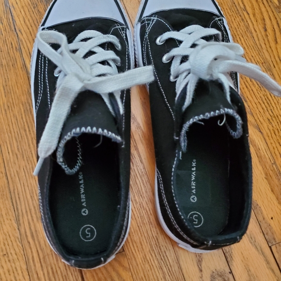 Youth size 5 Airwalk, Black and White runners - Picture 2 of 2